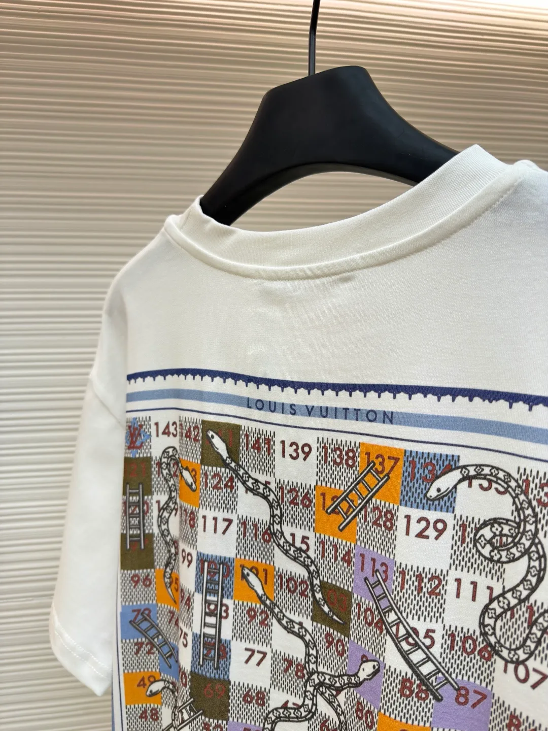 LOUIS VUITTON round neck printed short-sleeved T-shirt ●Original version: Purchased and developed at 7450 ●Item number: 1682214-A10 ●Fabric: cotton fabric ●Technology: Printing ●Color: white ●Version: fitted version ●Weight: about 260 grams ●Size: S-M-L-XL ●Description: This printed short-sleeved T-shirt is made using high-end garment technology. The fabric is made of 230g heavyweight double-strand combed cotton. It is treated with an enzyme washing process to make the cotton soft to the touch and not easy to pill or deform, while retaining the breathability and skin-friendly properties of cotton. The back theme printing uses a composite process of digital direct inkjet printing and screen printing. First, digital direct inkjet printing is used to restore the color gradation and delicate texture of the pattern, and then screen printing is used to outline the outline of the pattern, which increases the color firmness of the printing by 30% and does not fade or crack after repeated washing. The neckline is hemmed with two stitches and is paired with high-elastic rib fabric, which is resistant to pulling and does not deform after long-term wear. The side seams and shoulder seams of the body are sewn with embedded clip technology, and the stitching is fine and smooth. The overall shape is created through three-dimensional tailoring to create a loose shoulder drop effect, taking into account both wearing comfort and stiffness. The overall wiring is straight and delicate, the fabric is comfortable and soft, and the color is consistent without color difference. It can be matched with the same style to create a fashionable look and control various occasions. Customized accessories, complete with three standards, same style for men and women!
